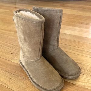 BearPaw kids size 13. Fuzzy in the inside. Tie in the back